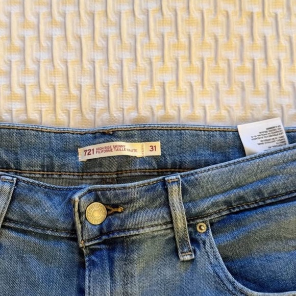 721 High Rise Levi Skinny Jeans - Picture 3 of 3